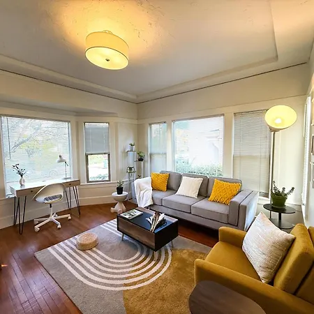 Bright, Modern & Artsy Space